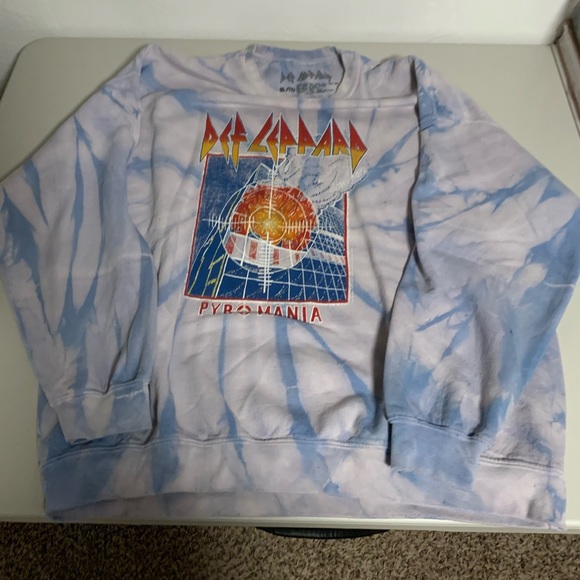 Urban Outfitters | Def Leppard oversized crewneck in size S/M!